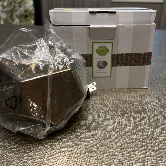Scentsy Midnight copper wax warmer New in box - Picture 2 of 3